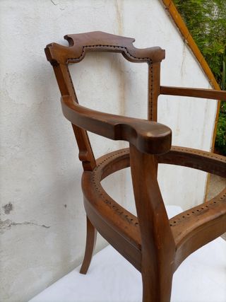 Silla isabelina antigua de madera de olivo