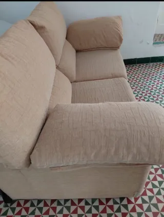 Sofá beige 2 plazas. Tengo disponible sofás más