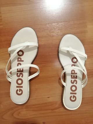 Sandalias blancas de tiras