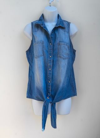 Camisa vaquera azul anudada.
