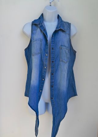 Camisa vaquera azul anudada.