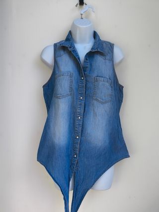 Camisa vaquera azul anudada.
