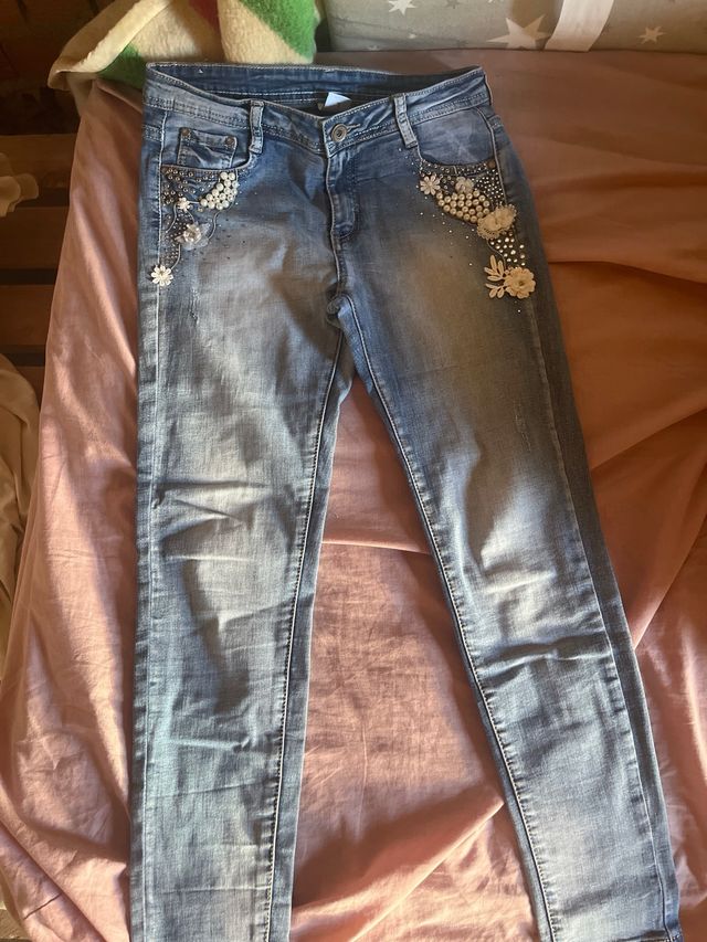 Jeans ajustados con pedrería , talla pequeño