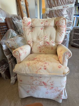 Sillón orejero floral beige
