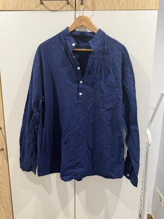 Camisa azul manga larga cuello mao