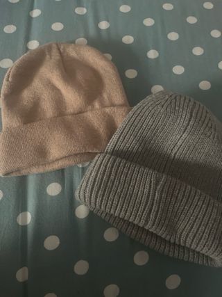pack 2 Gorros bershka- Beige y Gris
