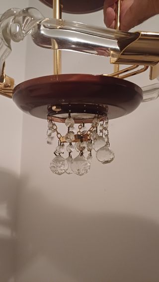 Lámpara de araña dorada y marrón