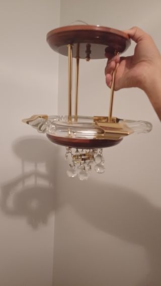 Lámpara de araña dorada y marrón