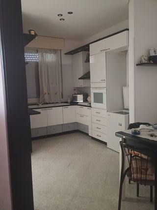 Cucina bianca in metallo e legno