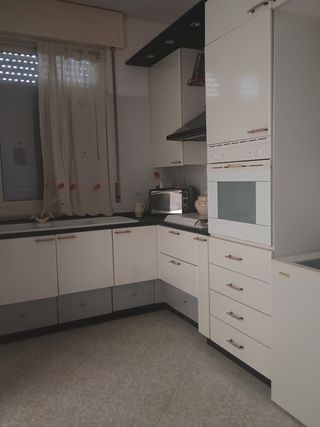 Cucina bianca in metallo e legno