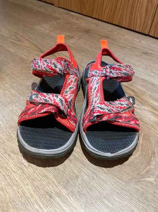 Sandalias rojas niño - montaña