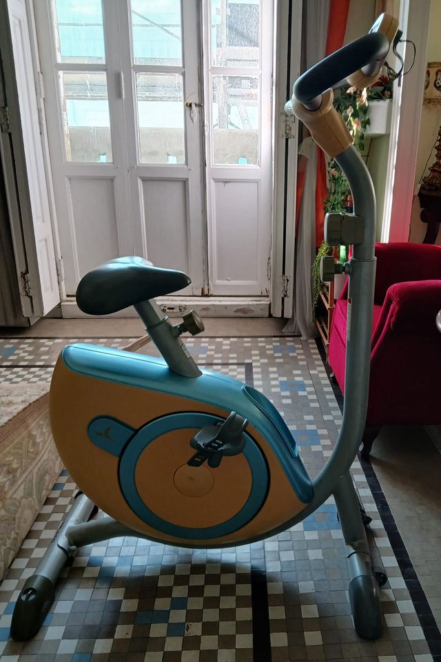 Bicicleta estática VM 460 estable y cómoda