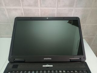 eMachines E527 Notebook Intel celeron 900  2gb leg