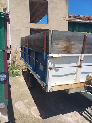 Remolque marca loza con lona de vendimia