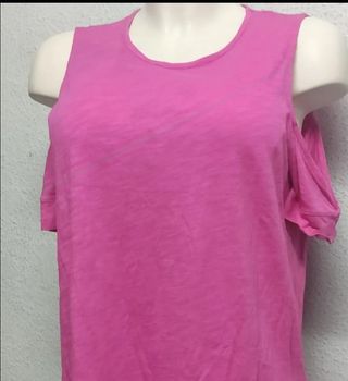 Blusa rosa con ojales