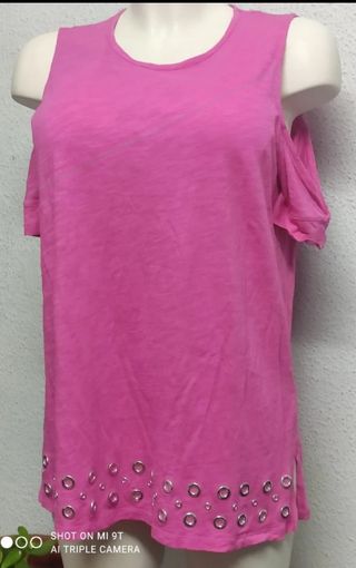 Blusa rosa con ojales