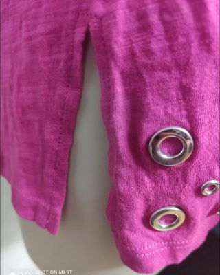 Blusa rosa con ojales