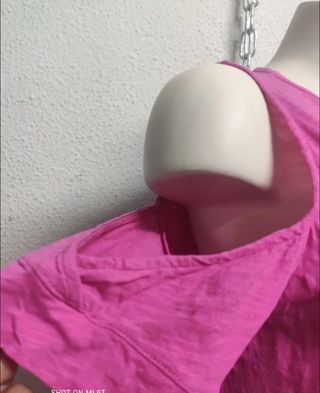 Blusa rosa con ojales