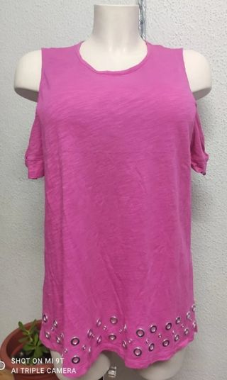 Blusa rosa con ojales