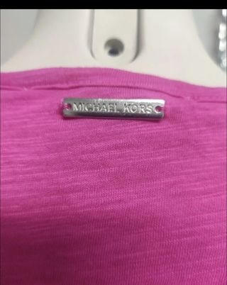 Blusa rosa con ojales
