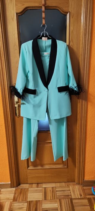 Traje chaqueta aguamarina con plumas T42
