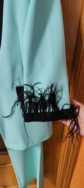 Traje chaqueta aguamarina con plumas T42