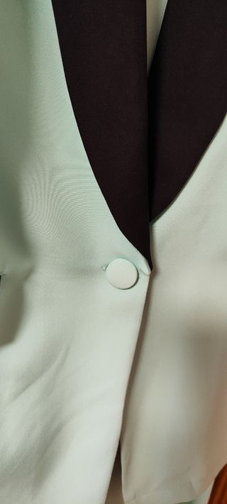 Traje chaqueta aguamarina con plumas T42