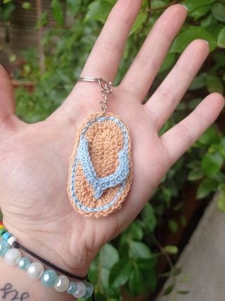 Llavero chancla beige claro y azul