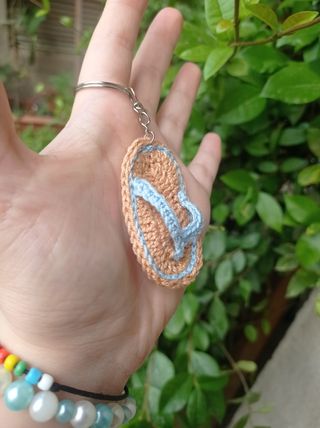 Llavero chancla beige claro y azul