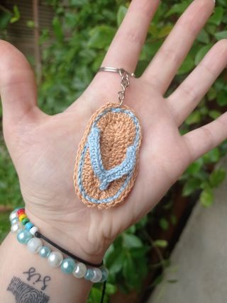 Llavero chancla beige claro y azul
