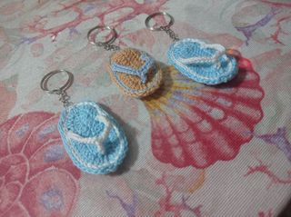 Llavero chancla beige claro y azul