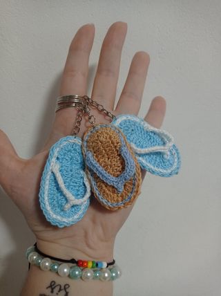 Llavero chancla beige claro y azul