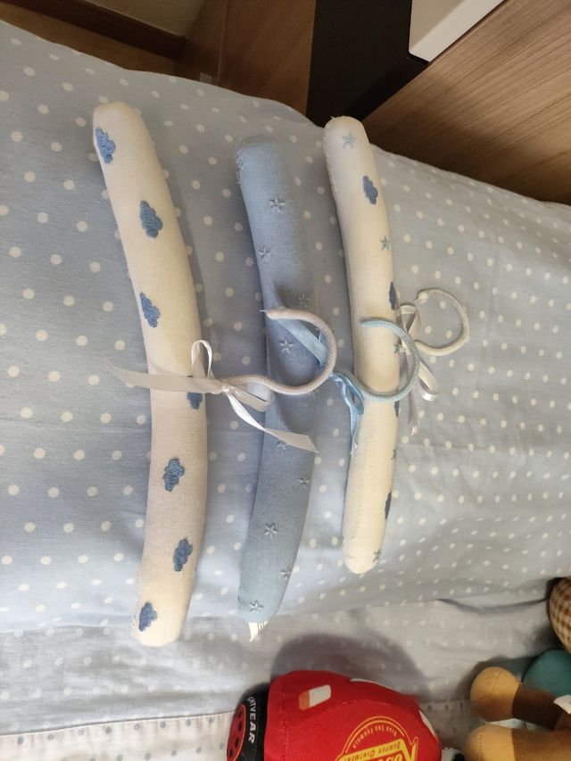 Perchas bebé tela (3 uds.)