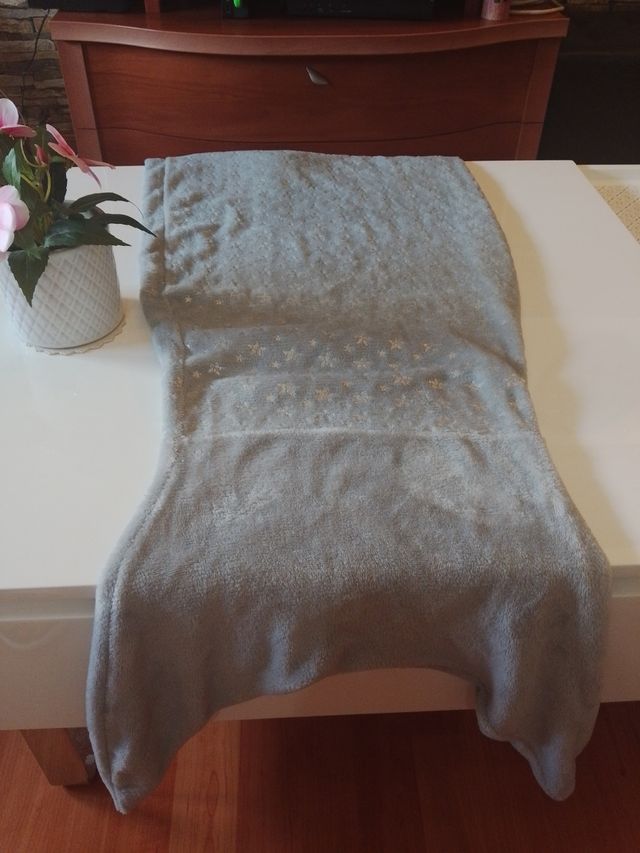 Manta infantil cola de sirena  Medida 134 cm largo