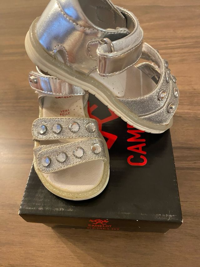 Sandalias niña Camelot plata