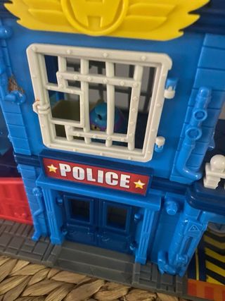 Comisaría Super Zings icluyec todas lo de las foto