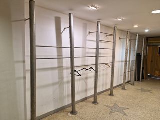 Perchero metalico para ropa de la tienda