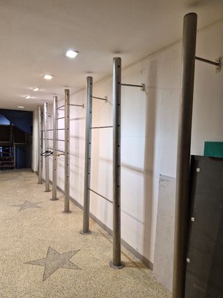 Perchero metalico para ropa de la tienda