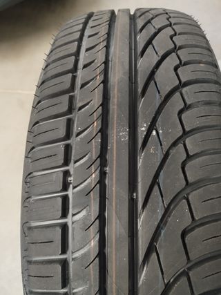 Neumático Michelin 215/55 R. Nuevo
