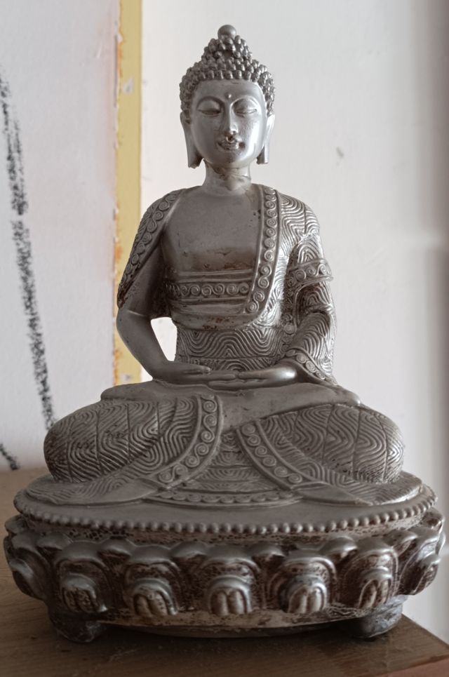 Figura Buda plateada