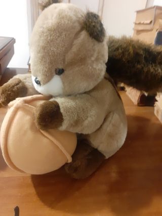 Peluche scoiattolo con noce