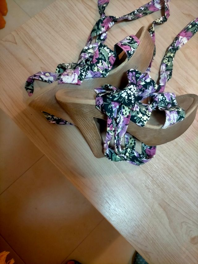 Sandalias tacón multicolor atadas al tobillo - 38