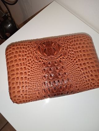 Pochette marrone effetto coccodrillo