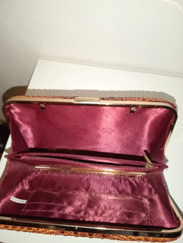 Pochette marrone effetto coccodrillo