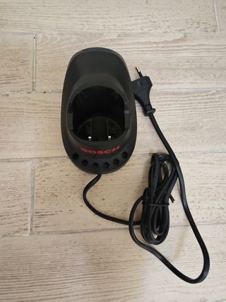 Cargador Bosch para batería D-70745
