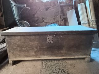 Arcón antiguo de madera maciza