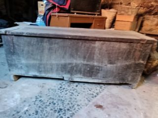 Arcón antiguo de madera maciza