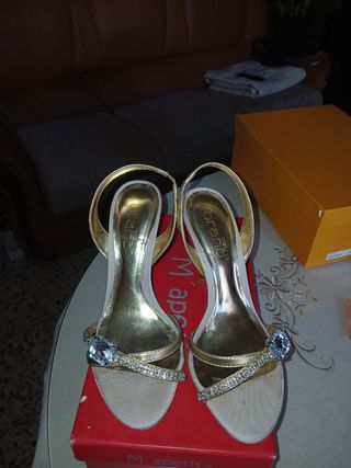 Zapatos tacón alto dorados beige