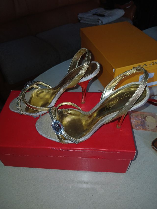 Zapatos tacón alto dorados beige