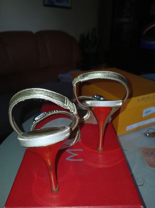 Zapatos tacón alto dorados beige